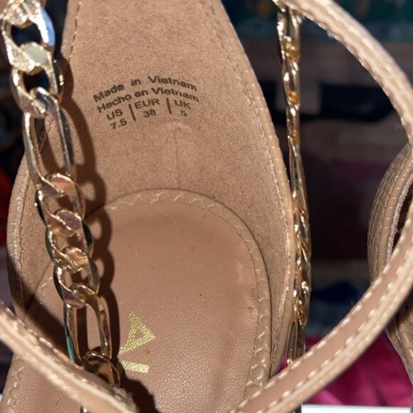 Aldo size 7.5 Tan Cream Heels with Golden chain - Picture 8 of 8